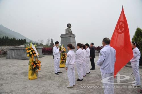 州中心医院120急救中心举行扫墓活动