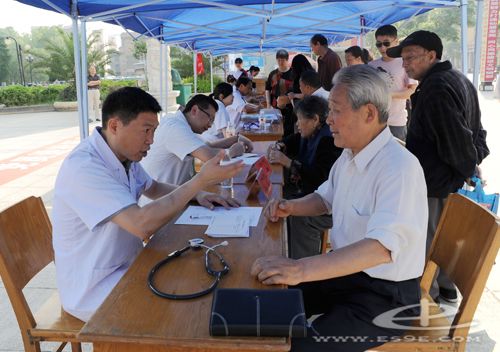 州中心医院开展党员进社区健康义诊活动