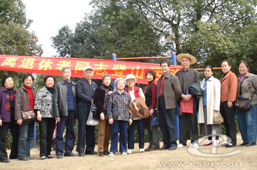 恩施州中心医院“迎院庆”离退休老同志登山活动