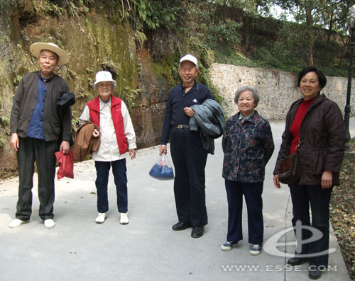 恩施州中心医院“迎院庆”离退休老同志登山活动