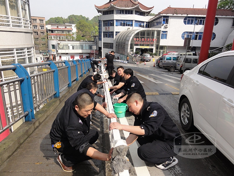 保卫科安保人员以利用休息时间清洗医院西医部坡道人行护栏，以实际行动响应“双爱”活动