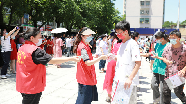 社工部组织志愿者到恩施市一中门前为高考学子服务